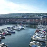 Elegant And Bright Seaside Apt In Swansea Marina