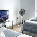 Elegant And Bright Seaside Apt In Swansea Marina