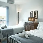 Elegant And Bright Seaside Apt In Swansea Marina