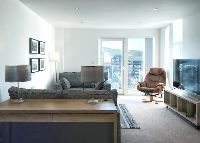Elegant And Bright Seaside Apt In Swansea Marina