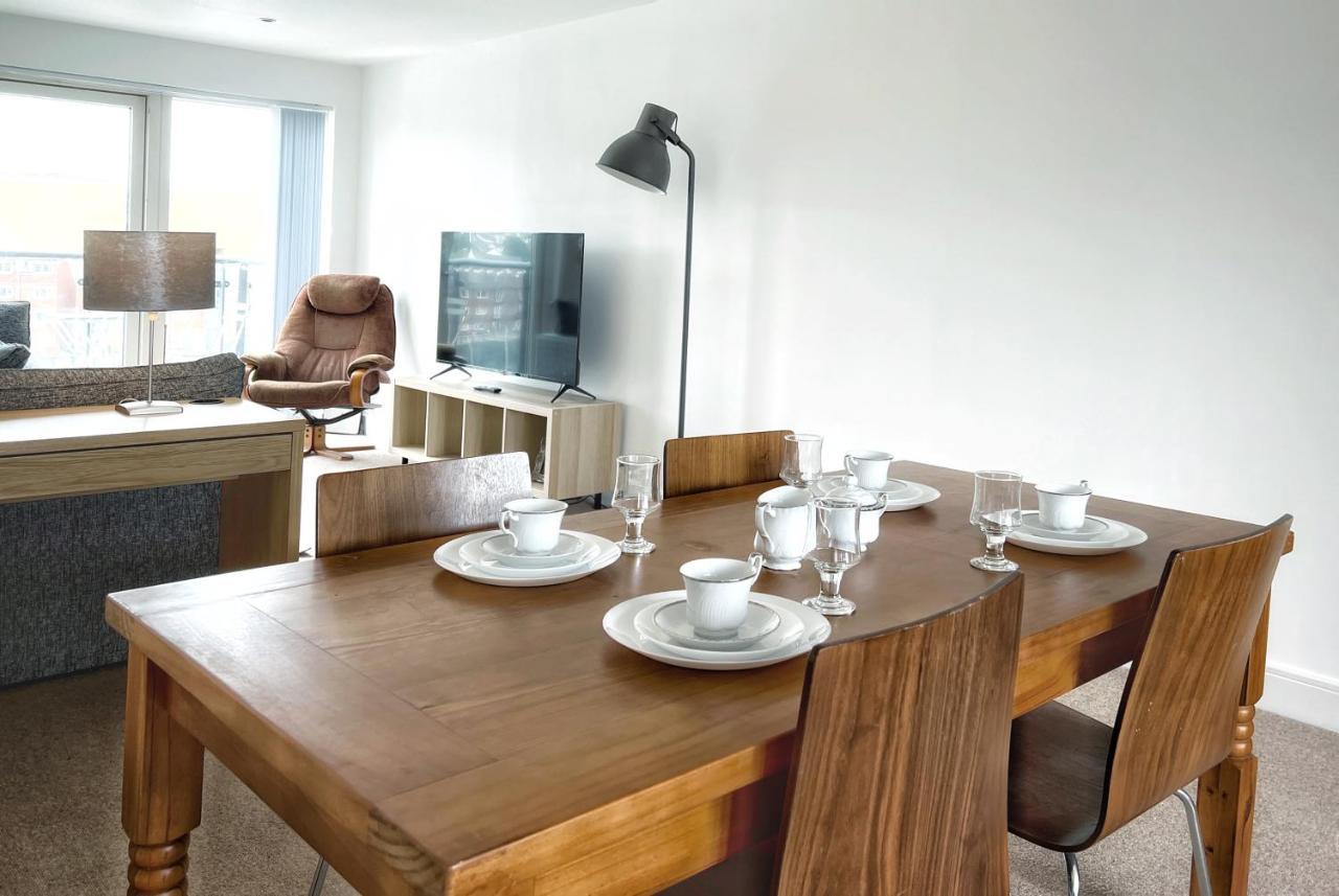Elegant And Bright Seaside In Marina Swansea