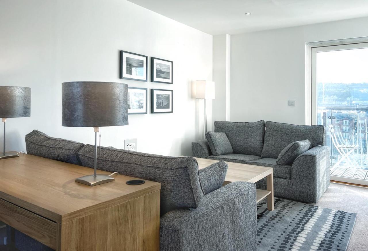 Elegant And Bright Seaside In Marina *