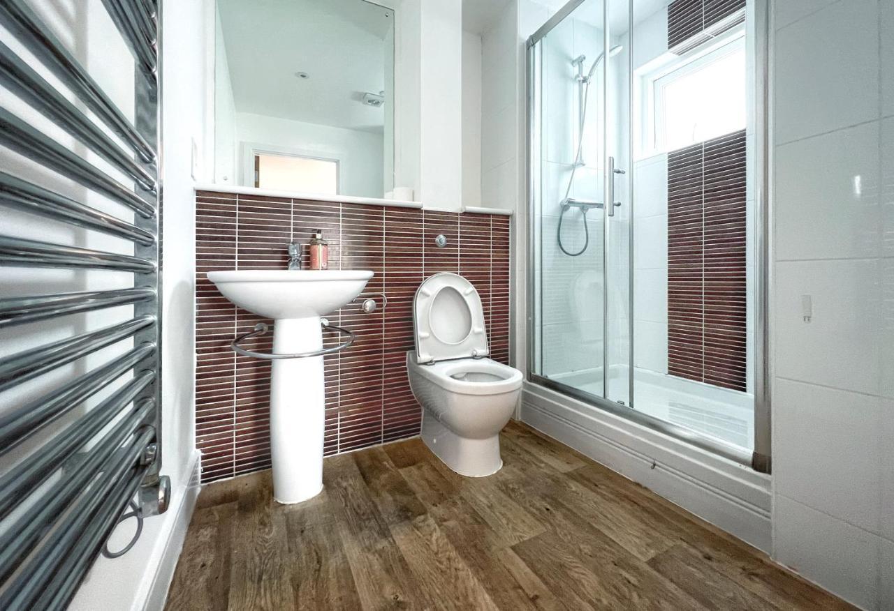 Elegant And Bright Seaside In Marina Swansea